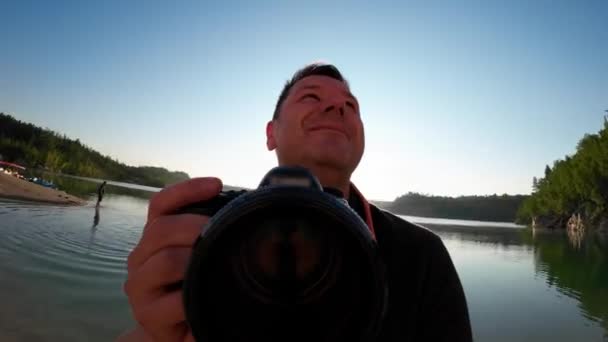 Фотограф Оглядає Робить Кілька Знімків Мальовничого Озера Перевіряє Якість — стокове відео