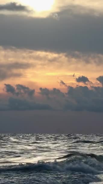 Bela Paisagem Marinha Com Ondas Uma Tempestade Nuvens Baixas Pôr — Vídeo de Stock