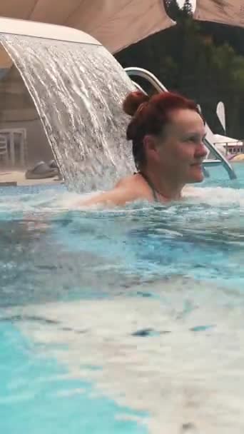 Frau Genießt Schwimmen Außenpool Und Eine Wassermassage — Stockvideo