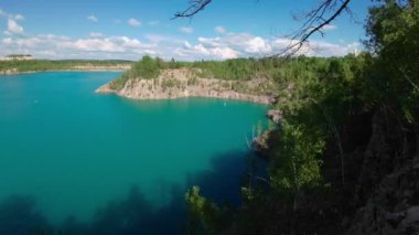 Yukarıdan güzel bir körfez manzarası. Güneşli bir yaz gününde turkuaz suyu olan bir göl manzarası.