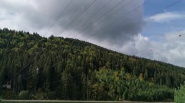 Polyanitsya, Ukrayna - 19 Eylül 2023: İnsanlar göl üzerinde bisiklet sürüyor. Bir çeşit halatla kayma.