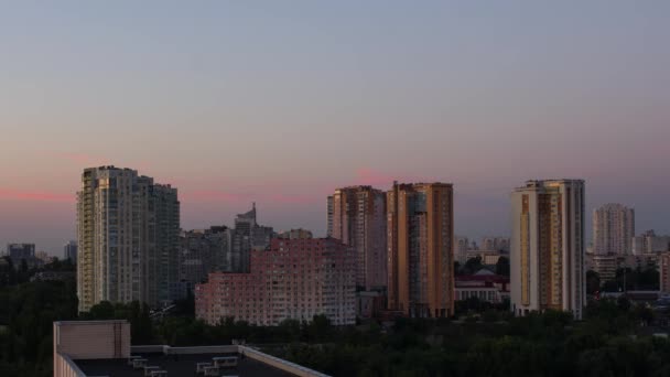 Şehirde Bir Akşam Hava Kararıyor Pencerelerdeki Işıklar Yanıyor Zaman Süreleri — Stok video