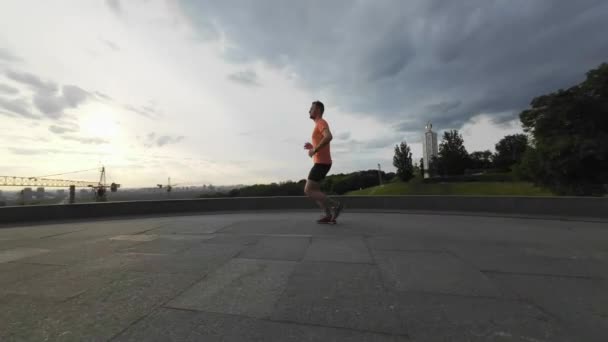 Vibrant Morning Run Young Runner Orange Shirt Împotriva Răsăritului Kyiv — Videoclip de stoc