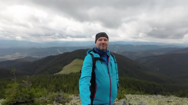 Hombre Con Bastón Rastreo Filma Video Selfie Una Montaña Está — Vídeo de stock