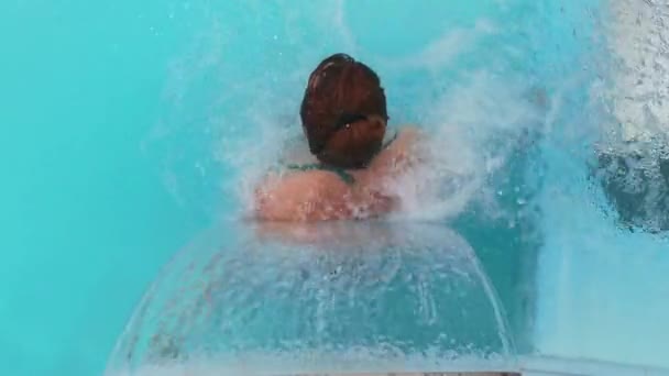 Donna Sta Godendo Nuoto Nella Piscina All Aperto Ottenere Massaggio — Video Stock