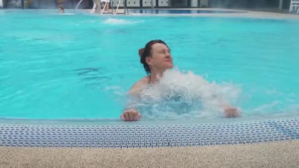 Frau Genießt Schwimmen Pool Und Eine Wassermassage — Stockvideo