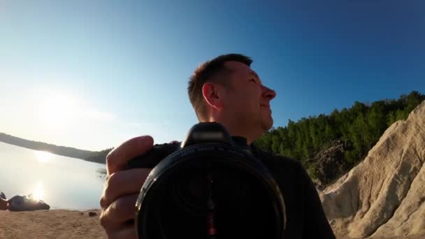 Професійний Фотограф Тримає Камеру Шукає Кут Щоб Сфотографуватися Пов — стокове відео