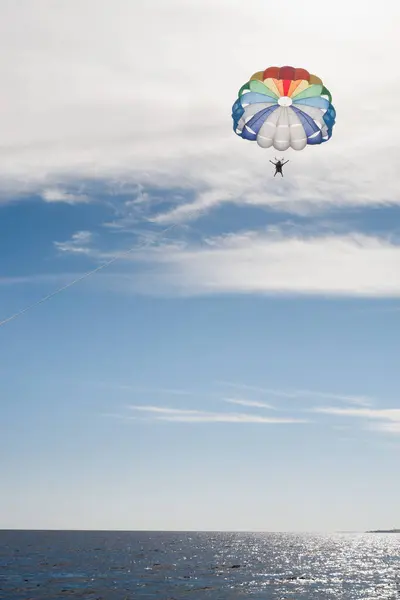 Dünyanın Tepesinde: Güneşin Altında Neşelendirici Bir Parasailing Macerası