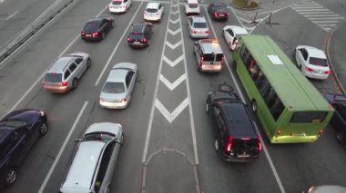 Kiev, Ukrayna, şehrin merkezi girişinde trafik sıkışıklığı. Pan