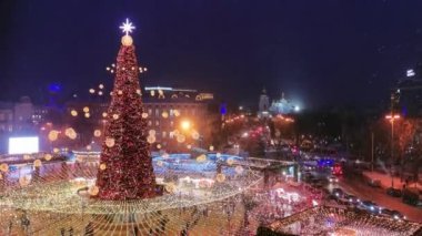 Noel arifesinde Ukrayna 'nın başkenti Kyiv' de Sofya Meydanı 'nı süsleyen çelenkli bir Noel ağacı