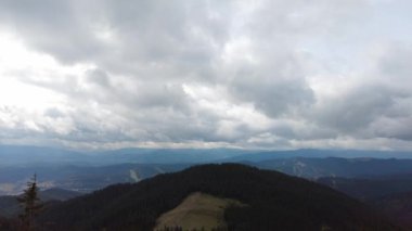 Bulutlu bir günde kayalık bir yamaçta dağ manzarası