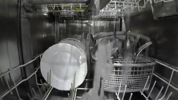 Bulaşık Makinesi Bulaşıkları Yıkar Çeriden Görüntüle — Stok video