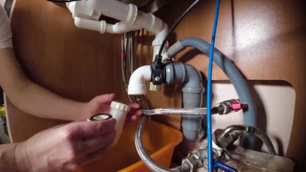 Hombre Está Tratando Arreglar Una Fuga Agua Una Tubería Debajo — Vídeos de Stock