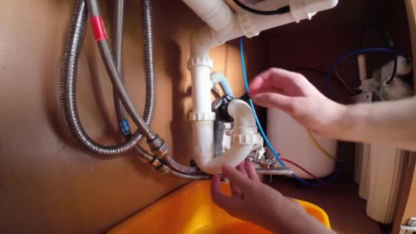 一个人正在修理厨房水槽下面的水管 他在修水漏水 — 图库视频影像