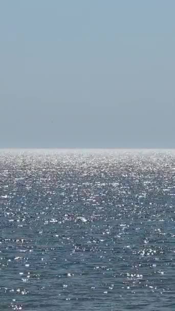 Вид Океанські Хвилі Пагорба Яскравий Сонячний Літній День Хвилі Відображають — стокове відео