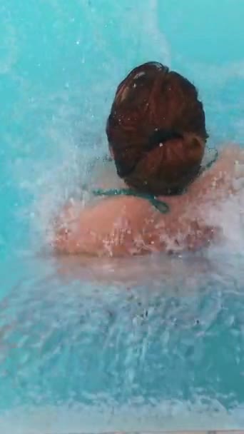 Frau Genießt Schwimmen Außenpool Und Eine Wassermassage — Stockvideo