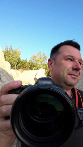 Homem Com Uma Câmera Desce Meio Desfiladeiro Cênico Nas Primeiras — Vídeo de Stock