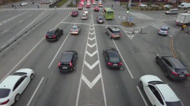 Kiev, Ukrayna, şehrin merkezi girişinde trafik sıkışıklığı. Pan