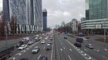 Kiev, Ukrayna, şehrin merkezi girişinde trafik sıkışıklığı..