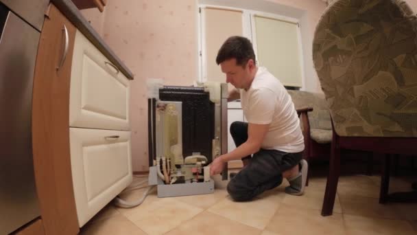 Ein Mann Demontiert Eine Spülmaschine Zur Reparatur Herr Des Hauses — Stockvideo