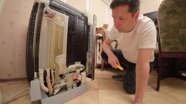 Чоловік Ремонтує Свою Посудомийну Машину Він Перевіряє Посудомийну Машину Витік — стокове відео