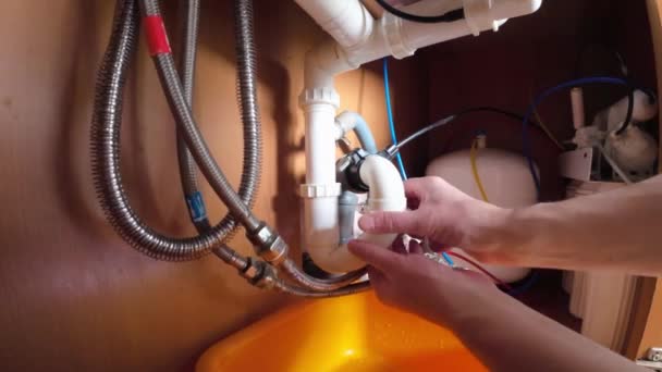 Hombre Arregla Una Fuga Agua Por Cuenta Desenrosca Parte Tubería — Vídeos de Stock