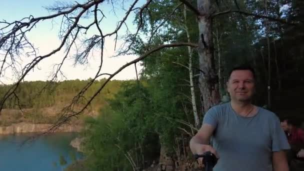 Чоловік Бере Відео Селфі Він Показує Свій Табір Краю Скелі — стокове відео