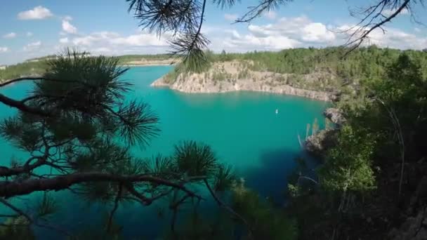 Widok Malowniczą Zatokę Przez Gałęzie Drzew Krajobraz Jeziora Turkusową Wodą — Wideo stockowe