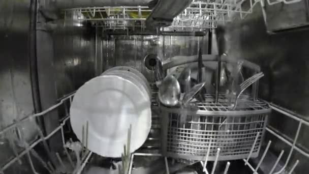 Bulaşık Makinesi Bulaşıkları Yıkar Çeriden Görüntüle — Stok video