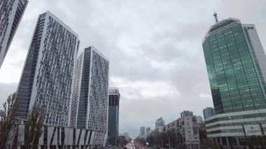 Kiev, Ukrayna: Gökdelenler yakınlarındaki bir otoyolda trafik sıkışıklığı.