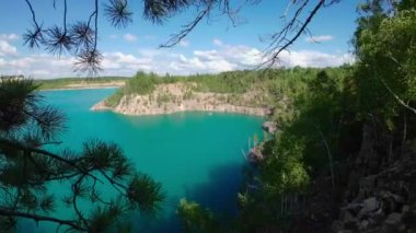 Yukarıdan güzel bir körfez manzarası. Güneşli bir yaz gününde turkuaz suyu olan bir göl manzarası.