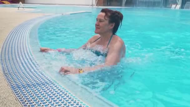 Mujer Disfrutando Nadar Piscina Aire Libre Tener Masaje Bajo Agua — Vídeo de stock
