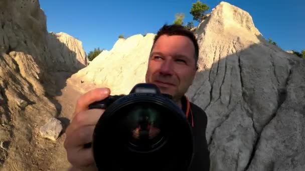 Fotograf Sestupuje Jezeru Uprostřed Malebného Kaňonu Brzy Ráno Pohled Strany — Stock video
