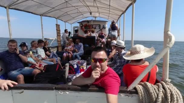 Ochakov Ucraina Agosto 2019 Persone Una Longboat Con Loro Bagagli — Video Stock