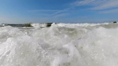 Açık bir günde, kısa bir fırtına sırasında okyanus. Yavaş çekim.