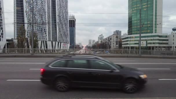 Автомобілі Їдуть Дорозі Тлі Багатоповерхових Будівель Місті — стокове відео
