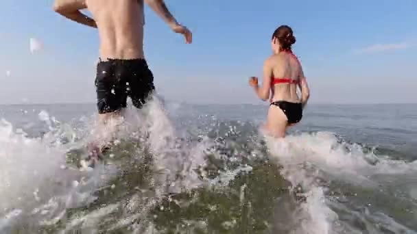 Jovem Casal Corre Para Mar Primeiro Dia Suas Férias Chutando — Vídeo de Stock