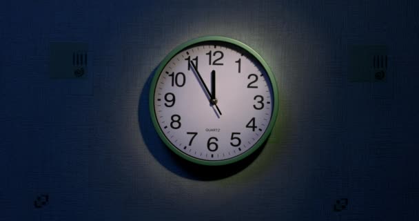 Orologio Sul Muro Mostra Tempo Cinque Minuti Dodici Quadrante Illuminato — Video Stock