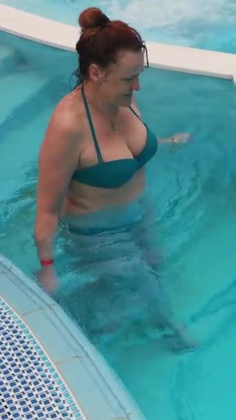 Donna Che Diverte Nuotare Nella Piscina All Aperto Fare Massaggio — Video Stock