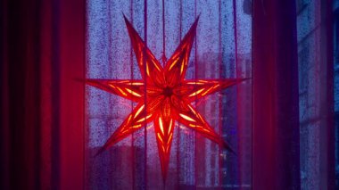 Noel 'den önceki gece pencerede Beytüllahim ya da Moravya yıldızı vardı. Zaman aşımı. Froebel 'in yıldızı.