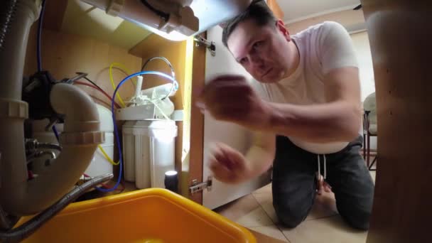 Hombre Desmonta Las Tuberías Bajo Fregadero Cocina Para Limpieza Mantenimiento — Vídeos de Stock