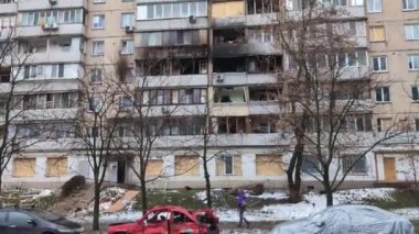 Kiev, Ukrayna - 5 Ocak 2024: Arabalar ve 2 Ocak 2024 sabahı Rus füze saldırısında hasar gören apartmanın ön cephesi. 