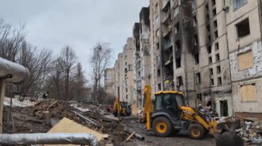 Kiev, Ukrayna - 5 Ocak 2024: İnşaat ekipmanları, Rusya 'nın 2 Ocak 2024 sabahı yaptığı bir füze saldırısının sonrasını temizledi. Grev ölümlere ve yaralanmalara neden oldu, daireler yıkıldı ve arabalar yakıldı.. 