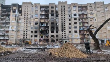 Kyiv, Ukrayna - 5 Ocak 2024: Yaşlı bir adam, 2 Ocak 2024 sabahı büyük bir füze saldırısının yol açtığı bir yerleşim binasının yıkımını telefonuyla kaydediyor..