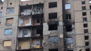 Kyiv, Ukrayna - 5 Ocak 2024: Rusya 'nın 2 Ocak 2024 sabahı erken saatlerde Kyiv' e gerçekleştirdiği ağır bir füze saldırısı sonucu yıkılan bir evin cephesi.