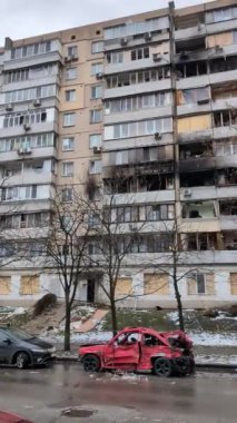 Kyiv, Ukrayna - 5 Ocak 2024: Rusya 'nın Kyiv' e 2 Ocak 2024 sabahı erken saatlerde gerçekleştirdiği ağır bir füze saldırısı sonucunda hasar gören Kyiv 'deki bir evin cephesi. Dikey Video
