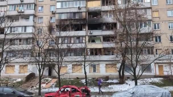 Κίεβο Ουκρανία Ιανουαρίου 2024 Αυτοκίνητα Και Πρόσοψη Μιας Πολυκατοικίας Που — Αρχείο Βίντεο