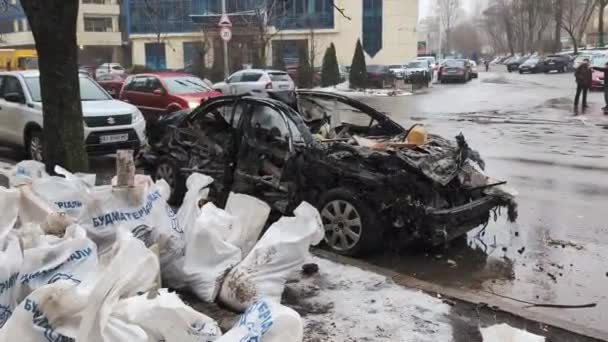 乌克兰基辅 2024年1月5日 俄罗斯在2024年1月2日清晨对基辅发动大规模导弹袭击 一辆损坏的汽车停在一座被毁房屋附近 — 图库视频影像