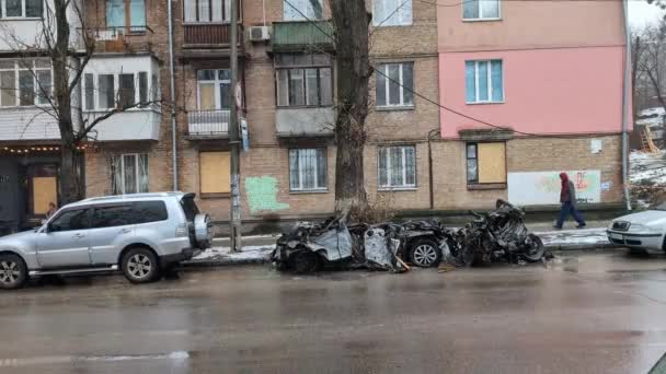 Киев Украина Января 2024 Года Остатки Автомобиля Дороге Уничтоженного Результате — стоковое видео