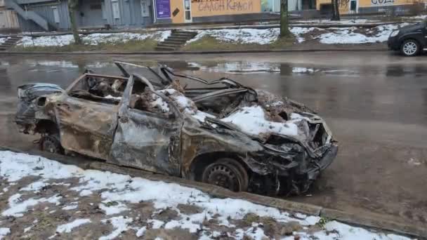 Κίεβο Ουκρανία Ιανουαρίου 2024 Απομεινάρια Ενός Αυτοκινήτου Στο Δρόμο Καταστράφηκε — Αρχείο Βίντεο